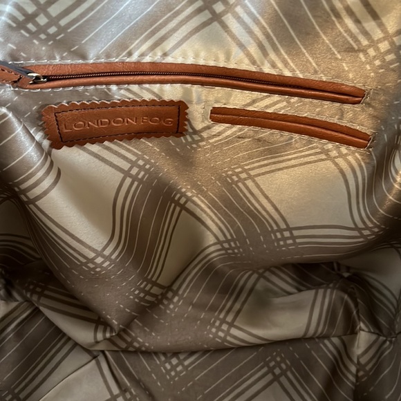 London Fog large black and tan simulated leather travel bag. - Picture 4 of 4